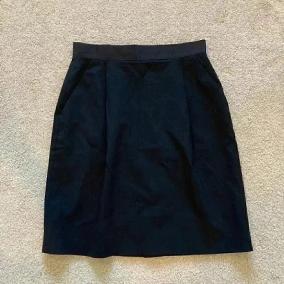Kate spade black skirt with a cute bow on the back - Picture 1 of 4